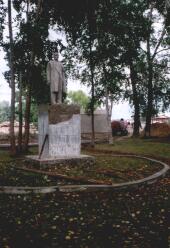 Leninstatue in einem Dorf